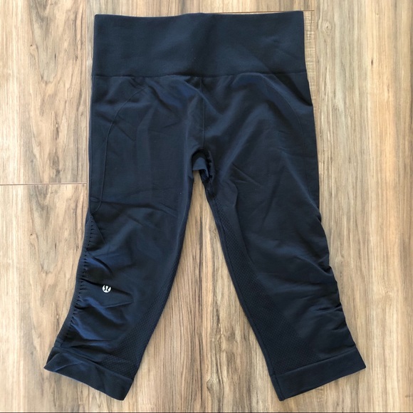 🦊 Dark Grey Lululemon Ebb to Street Crops - Picture 6 of 8